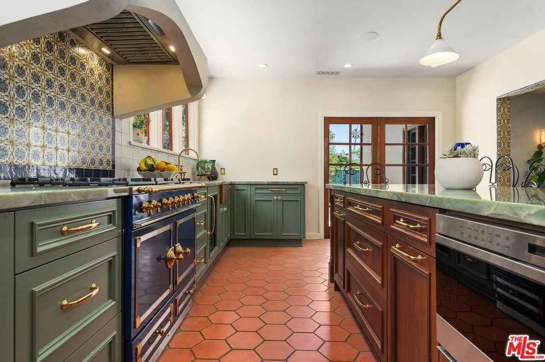 964 Holliston Ave, Pasadena CA  91104-3012 exterior