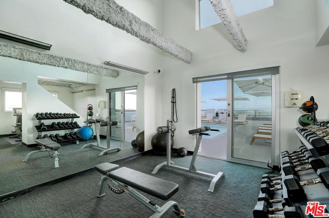 838 Doheny Dr, Los Angeles CA  90069-4853 exterior