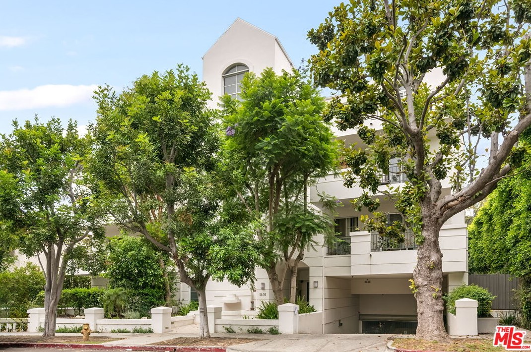 1401 Bentley Ave, Los Angeles CA  90025-8026 exterior