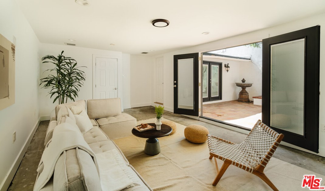 3323 Beverly Dr, Los Angeles CA  90034-2807 exterior