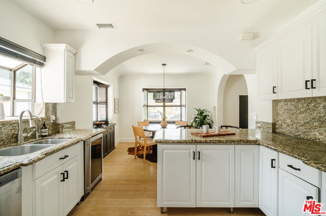 3323 Beverly Dr, Los Angeles CA  90034-2807 exterior