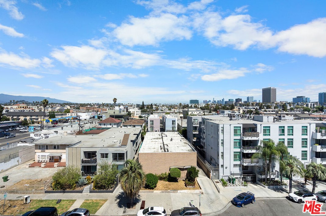 321 Oxford Ave, Los Angeles CA  90004-2709 exterior