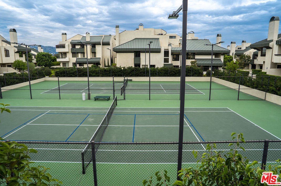 2265 Century Hl, Los Angeles CA  90067-3518 exterior