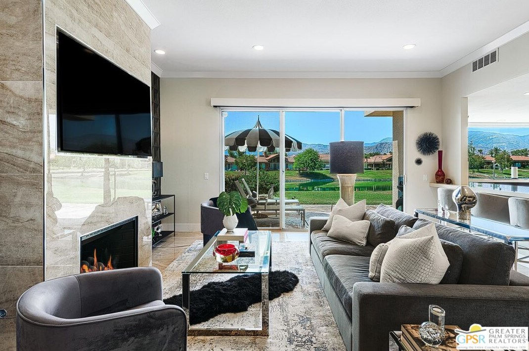 13 La Costa Dr, Rancho Mirage CA  92270-1614 exterior