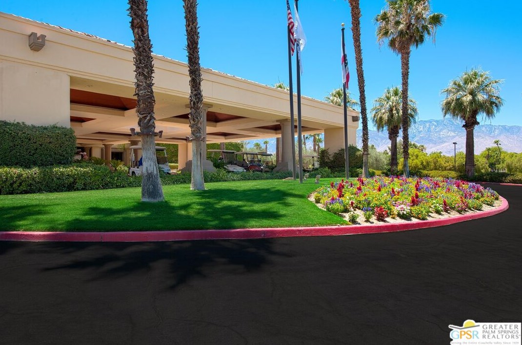 13 La Costa Dr, Rancho Mirage CA  92270-1614 exterior