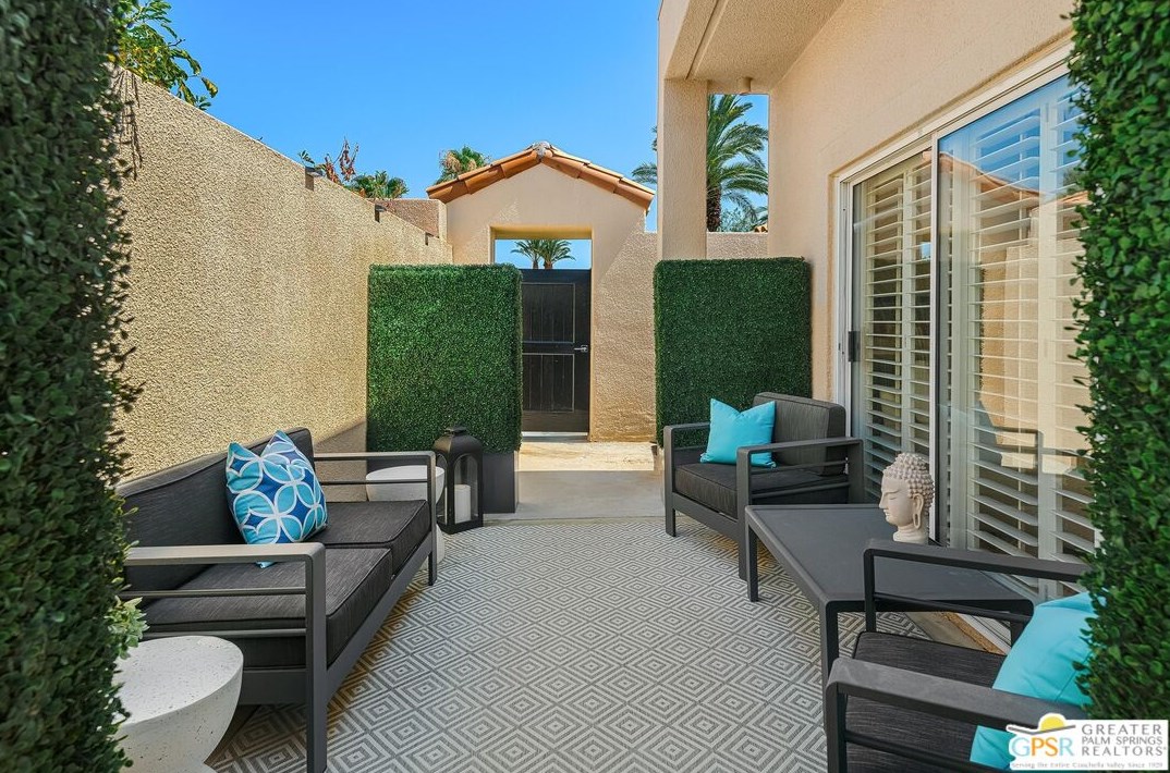 13 La Costa Dr, Rancho Mirage CA  92270-1614 exterior