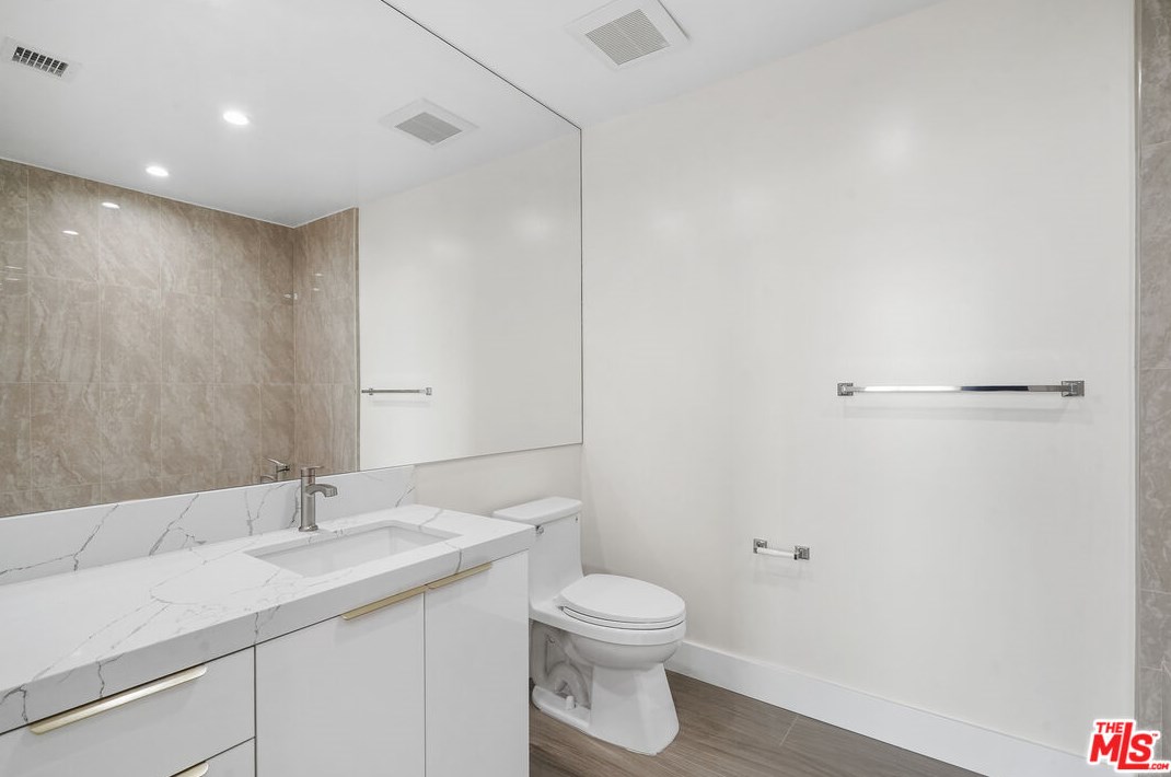 11042 La Maida St #402, North Hollywood, CA 91601