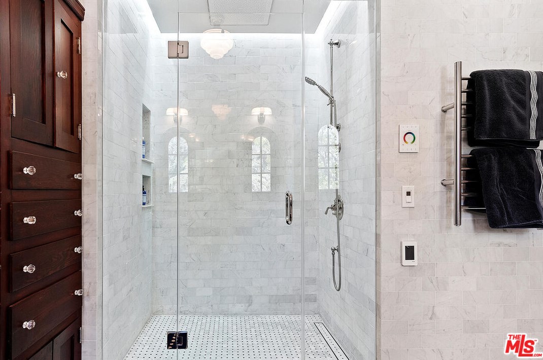 5050 Los Feliz Blvd, Los Angeles CA  90027-1741 exterior