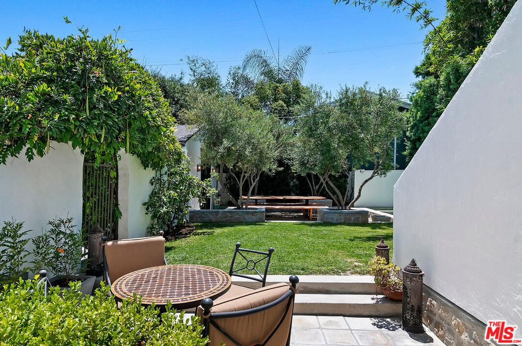 5050 Los Feliz Blvd, Los Angeles CA  90027-1741 exterior