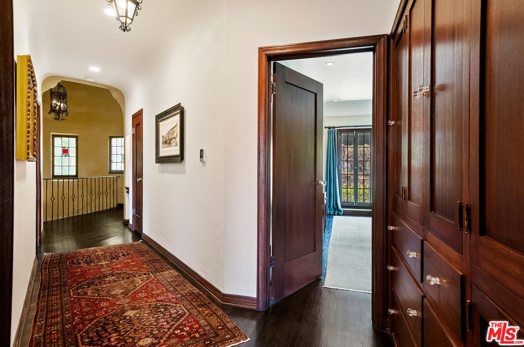 5050 Los Feliz Blvd, Los Angeles CA  90027-1741 exterior