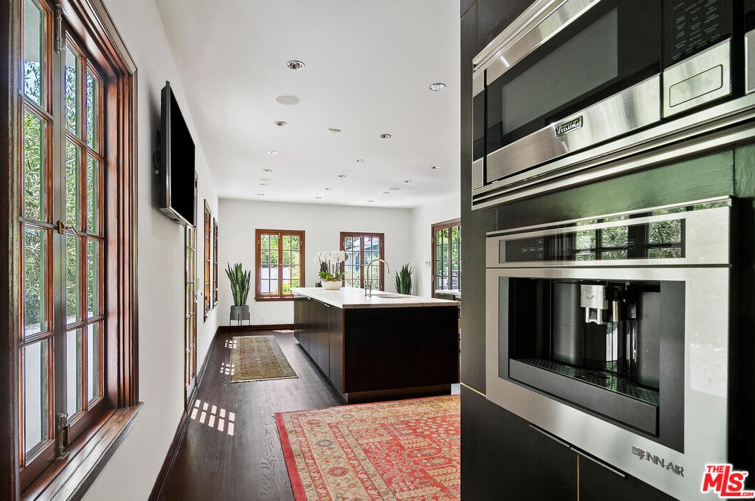 5050 Los Feliz Blvd, Los Angeles CA  90027-1741 exterior