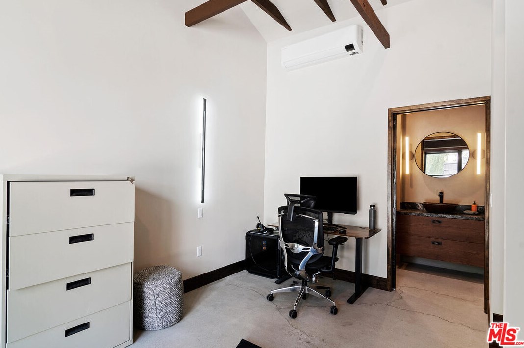 5050 Los Feliz Blvd, Los Angeles CA  90027-1741 exterior