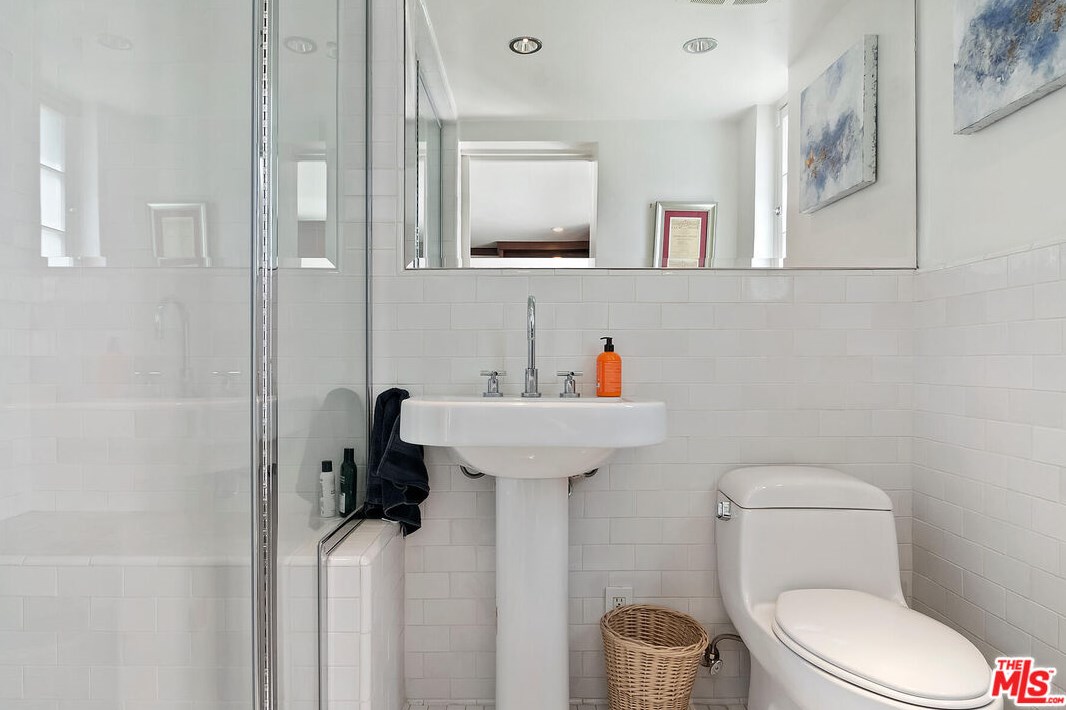 5050 Los Feliz Blvd, Los Angeles CA  90027-1741 exterior