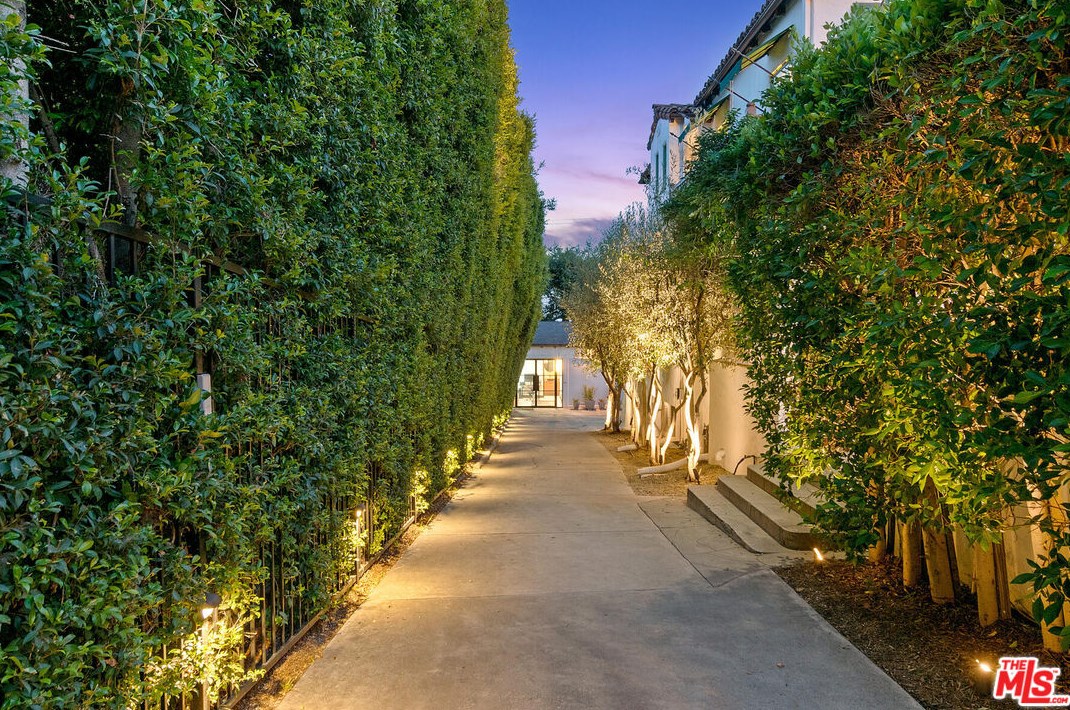 5050 Los Feliz Blvd, Los Angeles CA  90027-1741 exterior