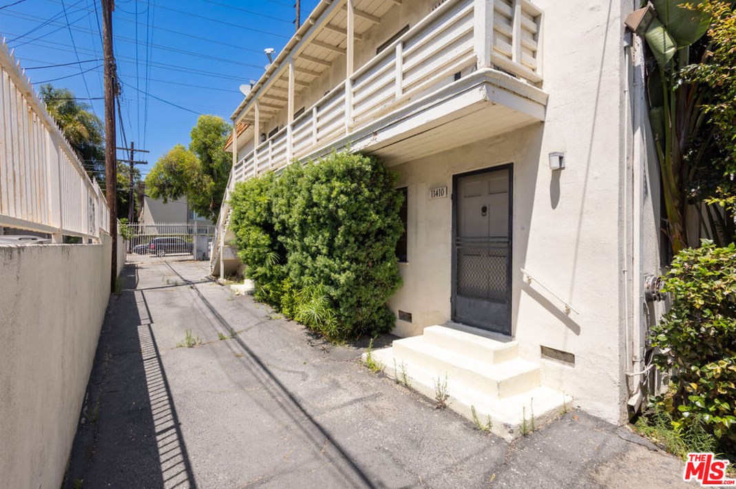 11408 Ohio Ave, Los Angeles CA  90025-2314 exterior