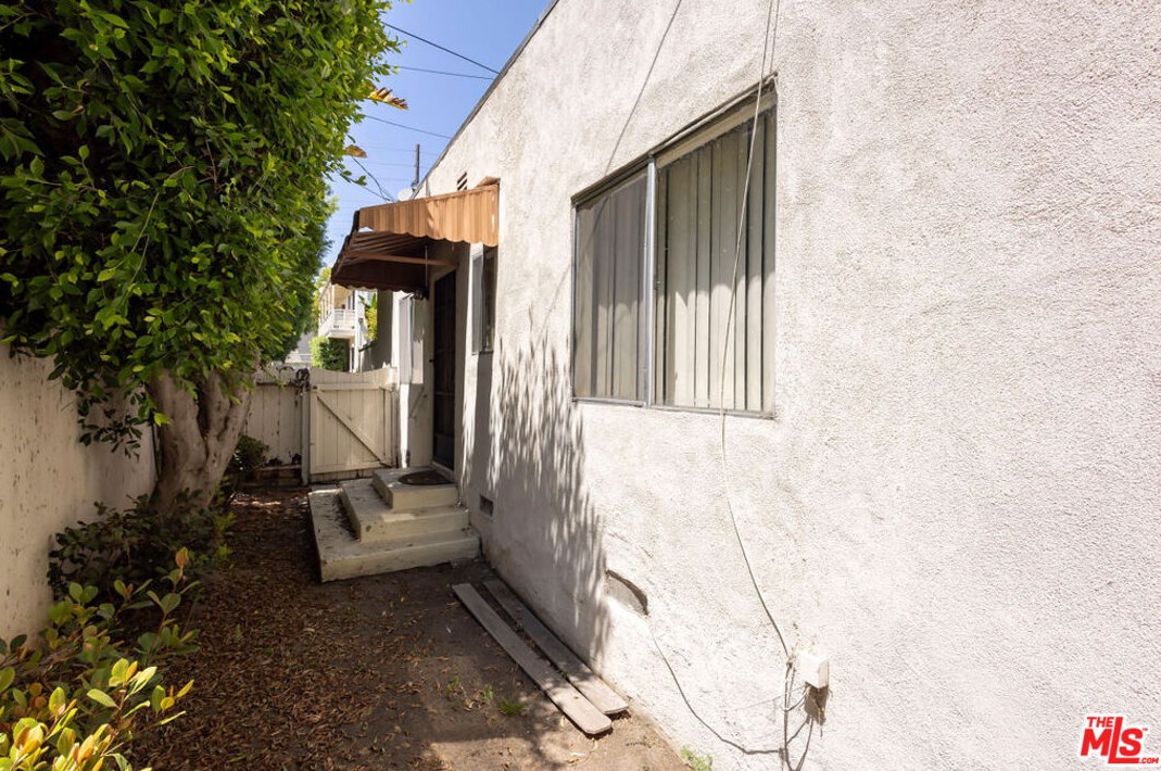 11408 Ohio Ave, Los Angeles CA  90025-2314 exterior