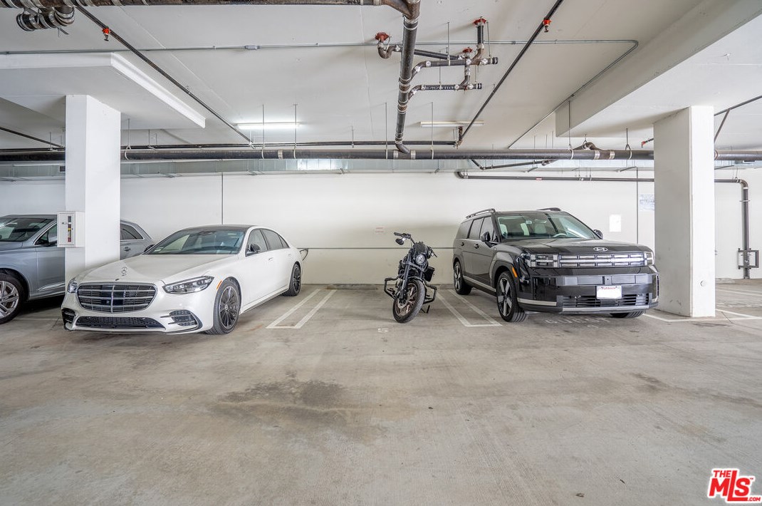 4661 Wilshire Blvd, Los Angeles CA  90010-3843 exterior