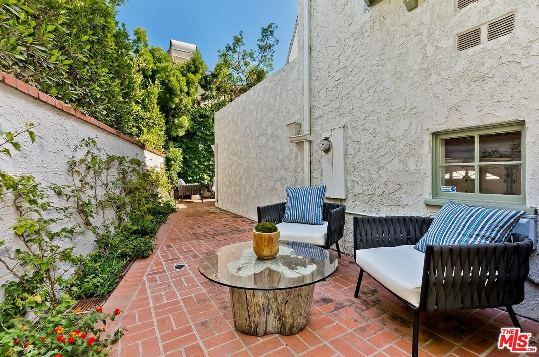 1410 Woodruff Ave, Los Angeles CA  90024-5106 exterior