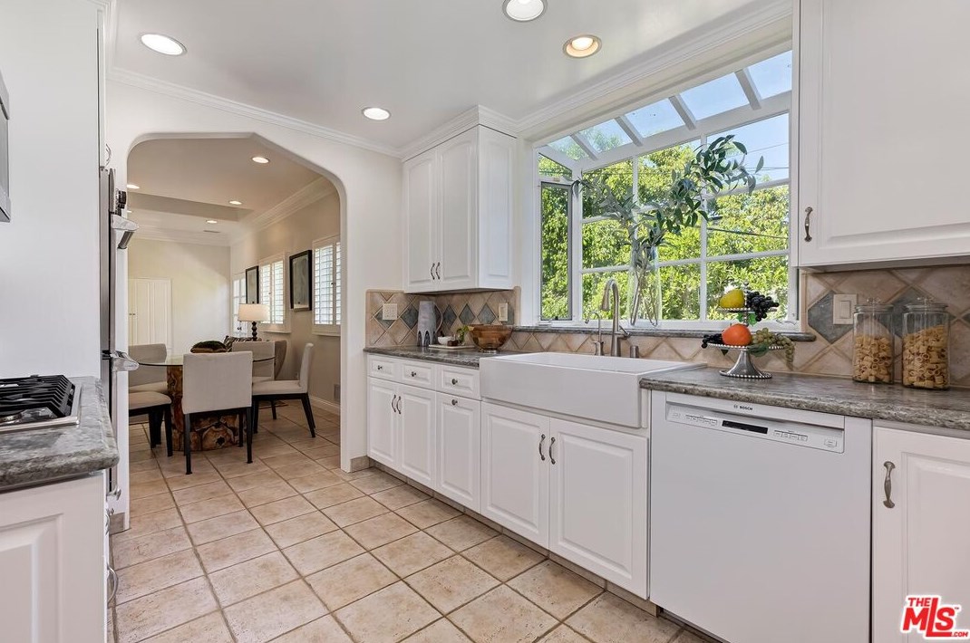 1410 Woodruff Ave, Los Angeles CA  90024-5106 exterior