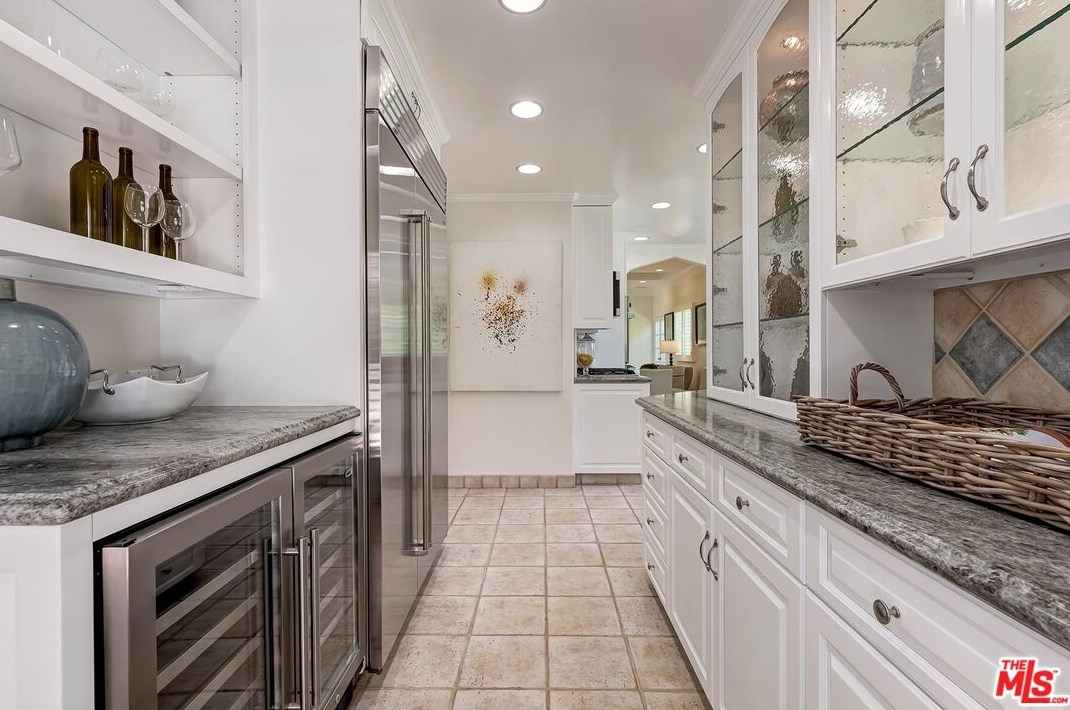 1410 Woodruff Ave, Los Angeles CA  90024-5106 exterior