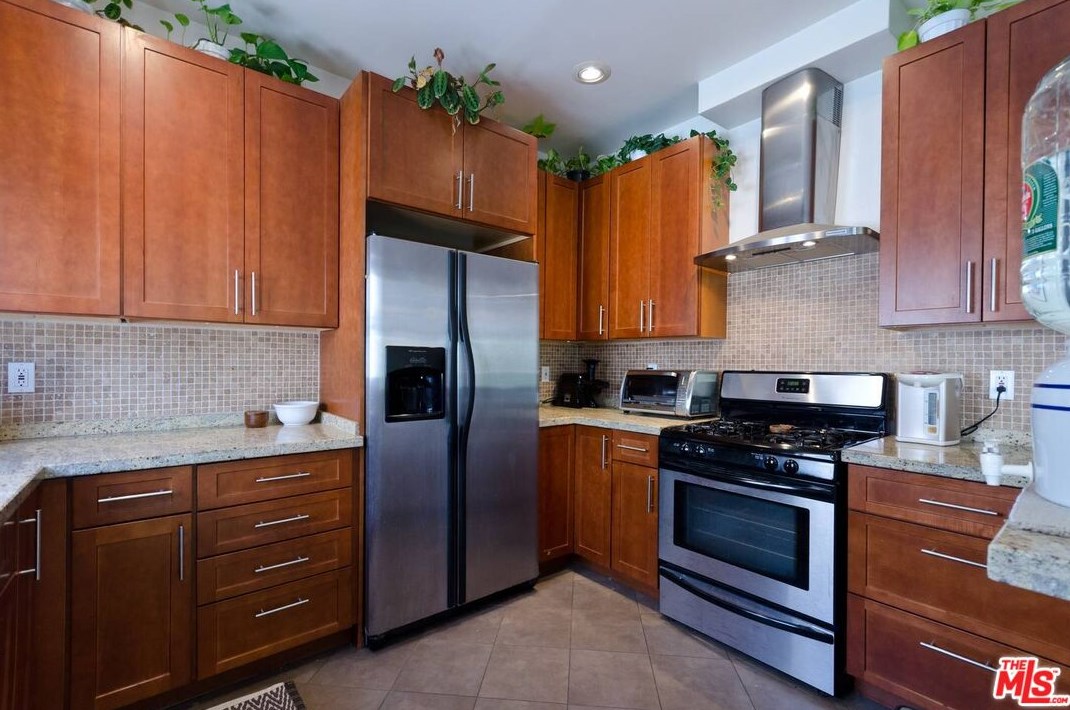506 Spaulding Ave, Los Angeles CA  90019-2419 exterior