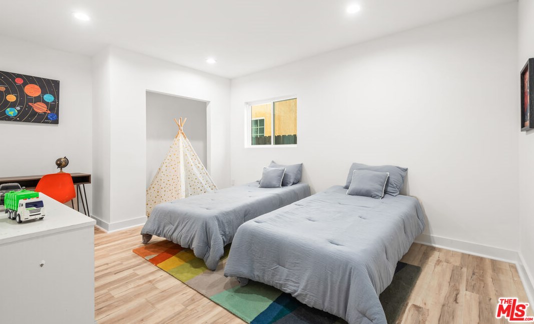 7011 Haas Ave, Los Angeles CA  90047-1642 exterior