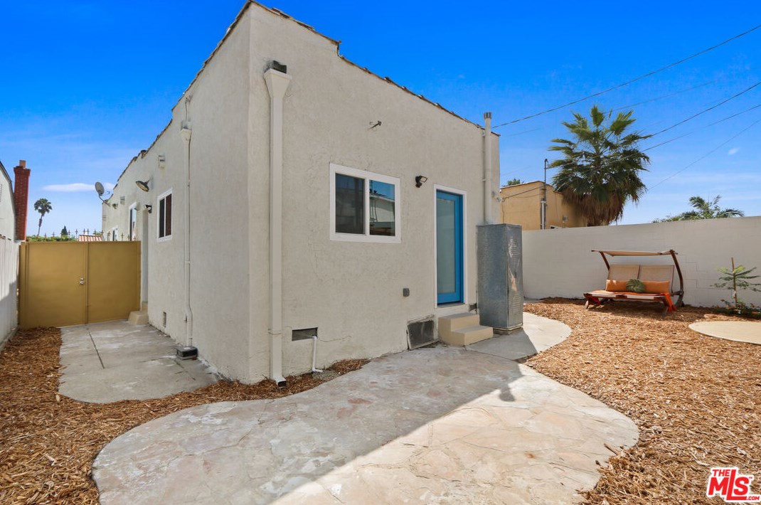 7011 Haas Ave, Los Angeles CA  90047-1642 exterior