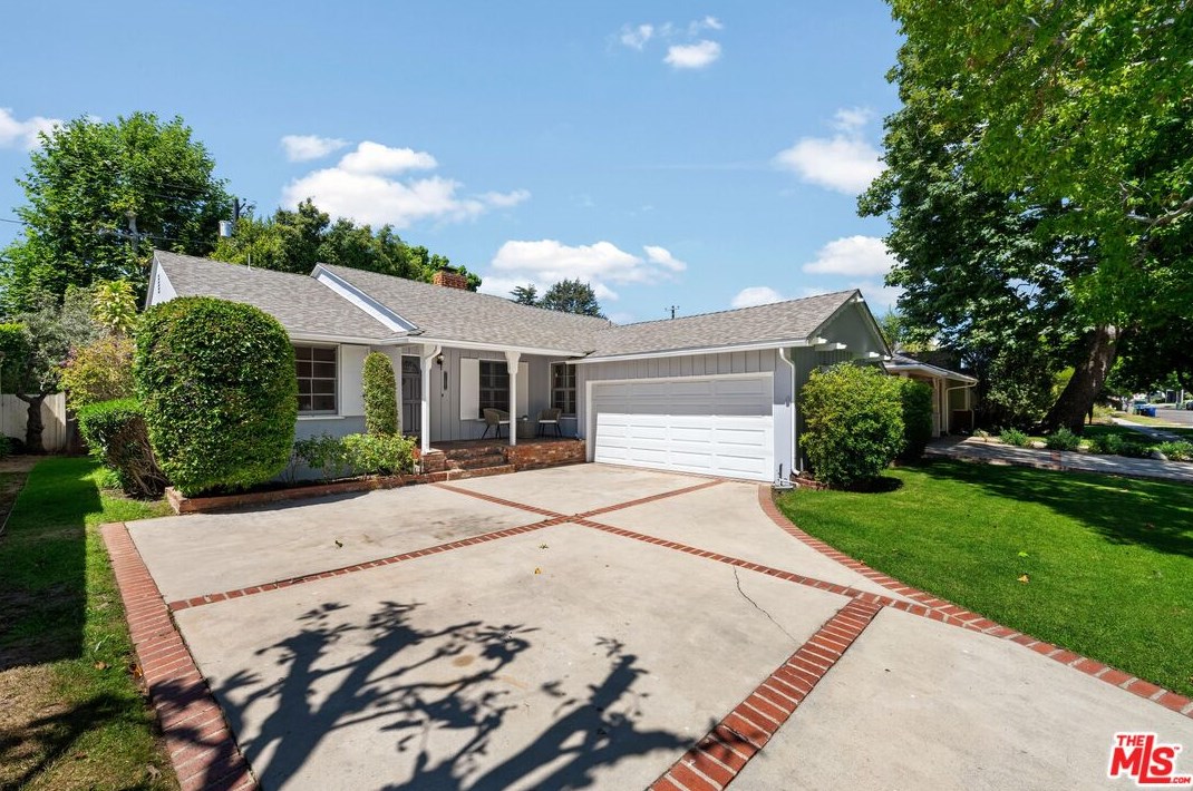 11401 Rose Ave, Los Angeles CA  90066-1228 exterior