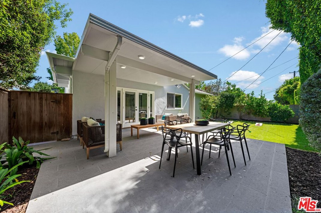 11401 Rose Ave, Los Angeles CA  90066-1228 exterior