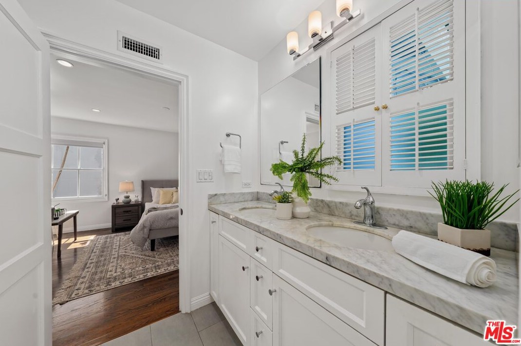 11401 Rose Ave, Los Angeles CA  90066-1228 exterior