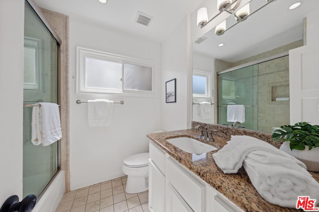 11401 Rose Ave, Los Angeles CA  90066-1228 exterior