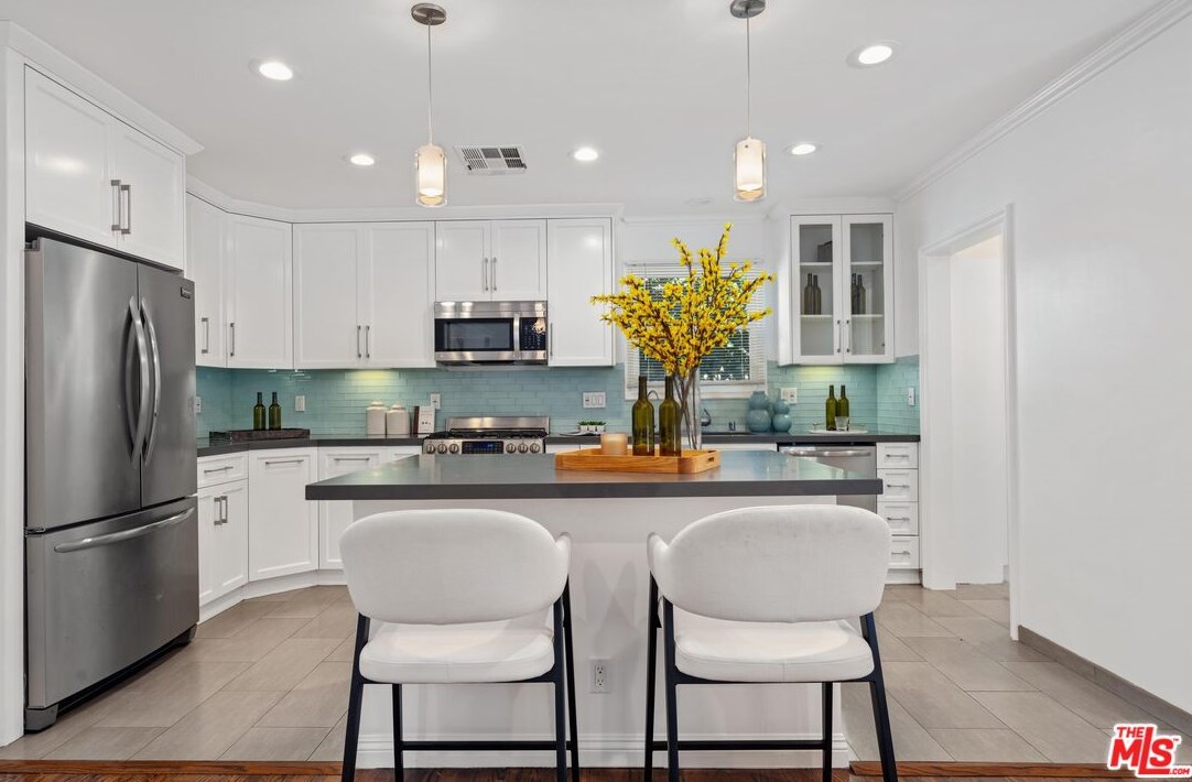 11401 Rose Ave, Los Angeles CA  90066-1228 exterior