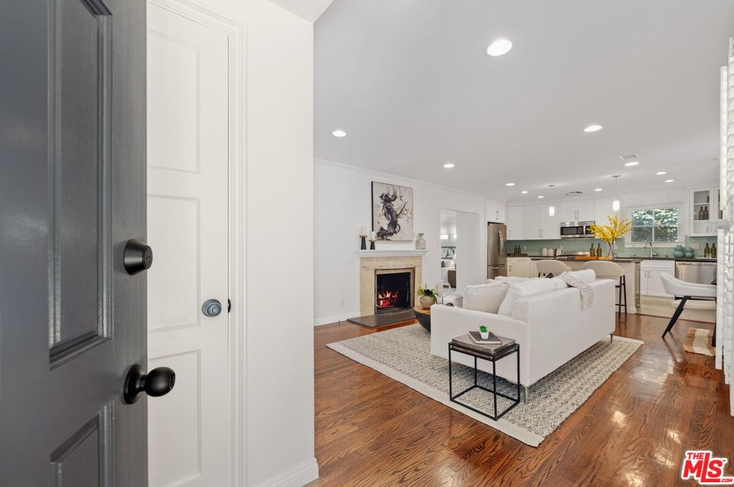 11401 Rose Ave, Los Angeles CA  90066-1228 exterior