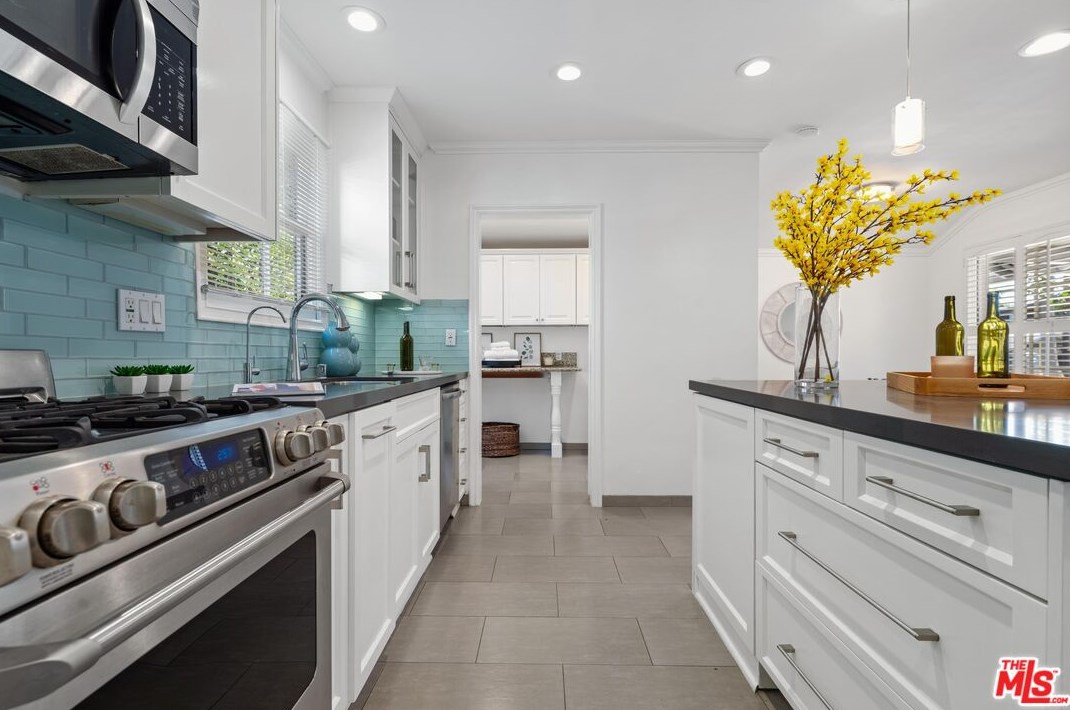 11401 Rose Ave, Los Angeles CA  90066-1228 exterior