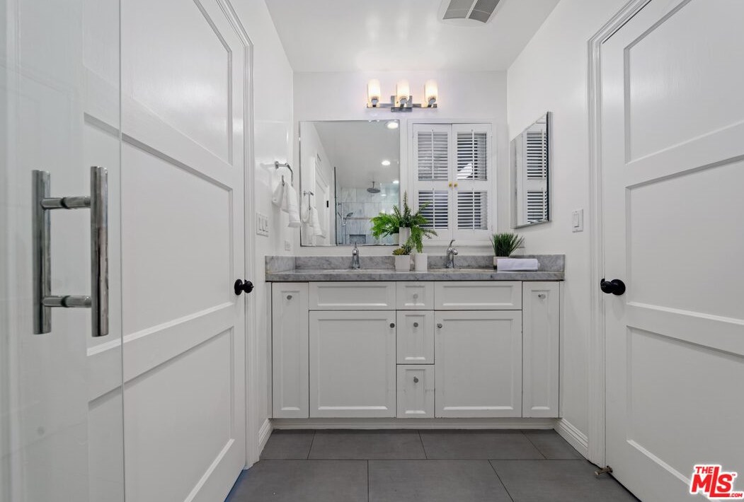 11401 Rose Ave, Los Angeles CA  90066-1228 exterior