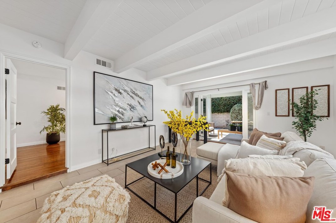 11401 Rose Ave, Los Angeles CA  90066-1228 exterior