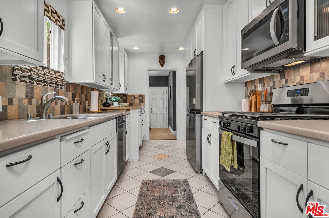 3801 Grayburn Ave, Los Angeles CA  90008-1940 exterior