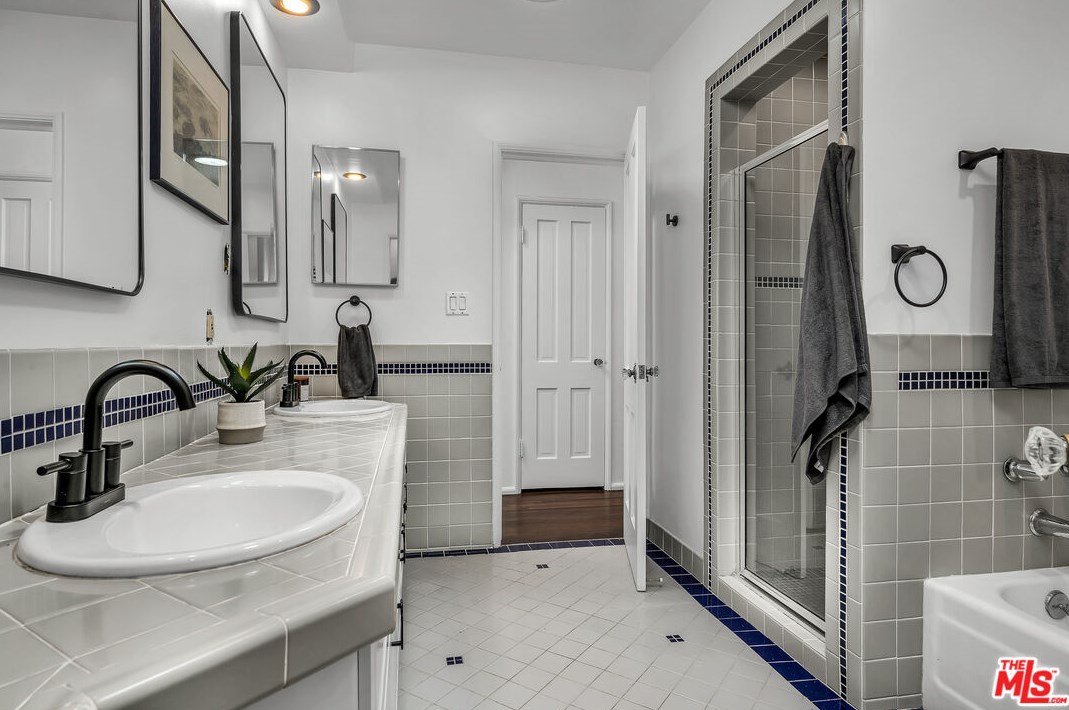 3801 Grayburn Ave, Los Angeles CA  90008-1940 exterior