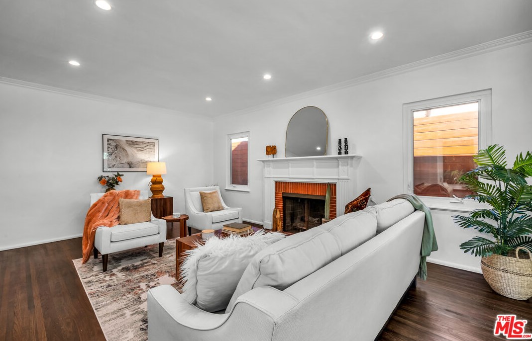 3801 Grayburn Ave, Los Angeles CA  90008-1940 exterior