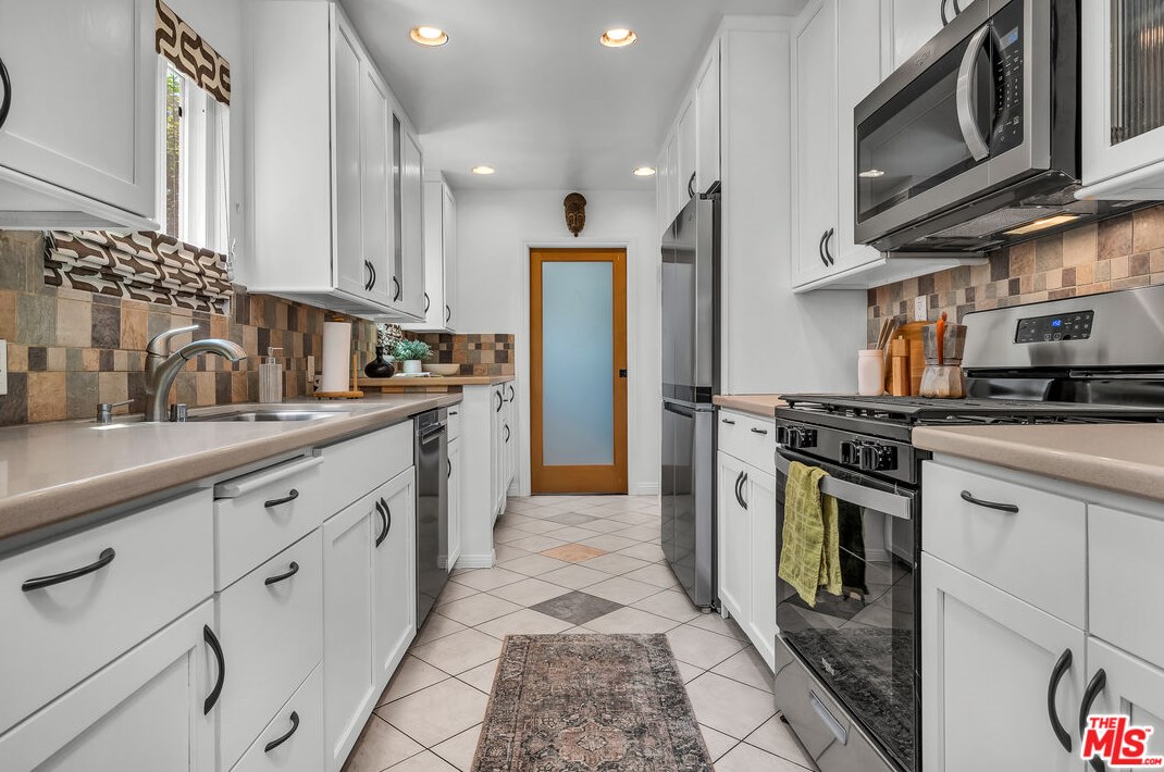 3801 Grayburn Ave, Los Angeles CA  90008-1940 exterior