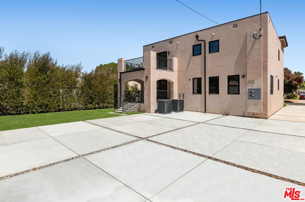 1283 Sycamore Ave, Los Angeles CA  90019-1550 exterior