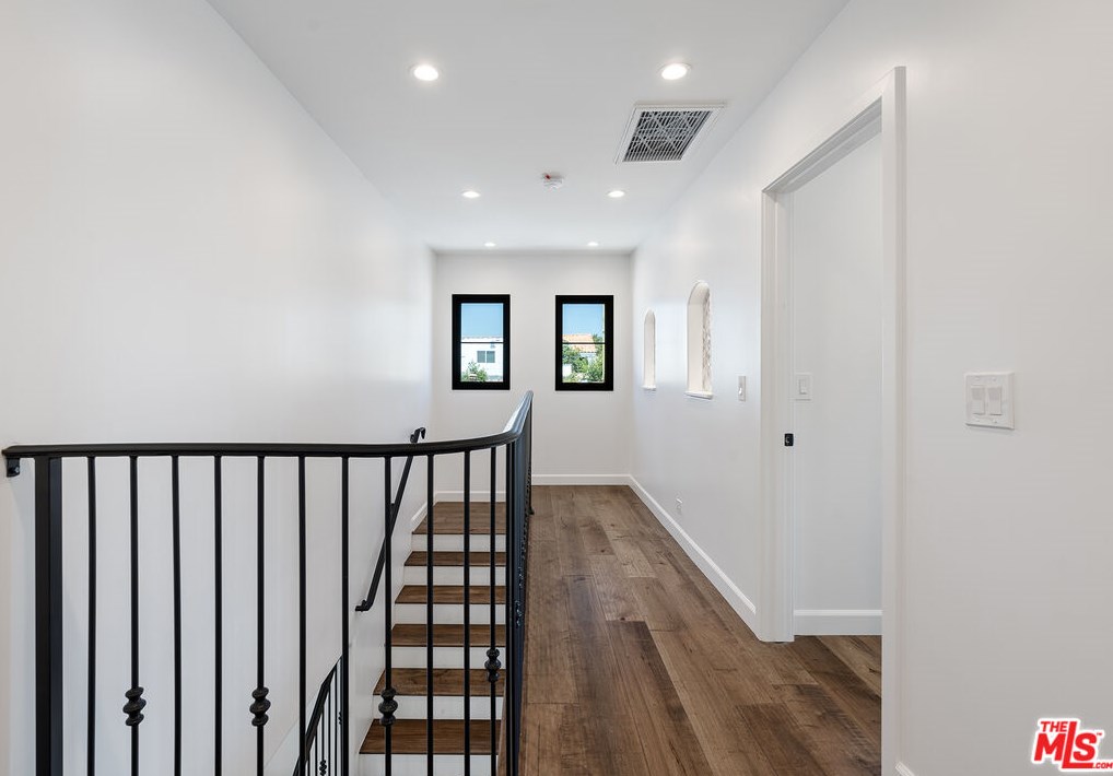1283 Sycamore Ave, Los Angeles CA  90019-1550 exterior