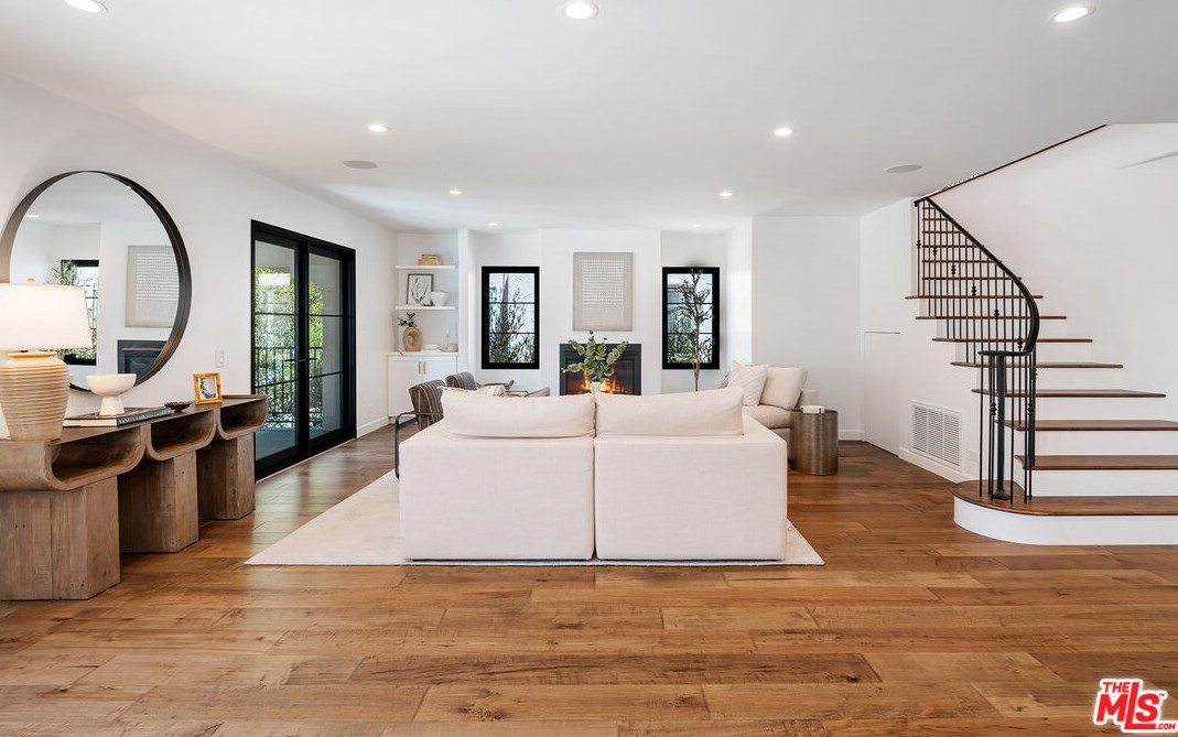 1283 Sycamore Ave, Los Angeles CA  90019-1550 exterior