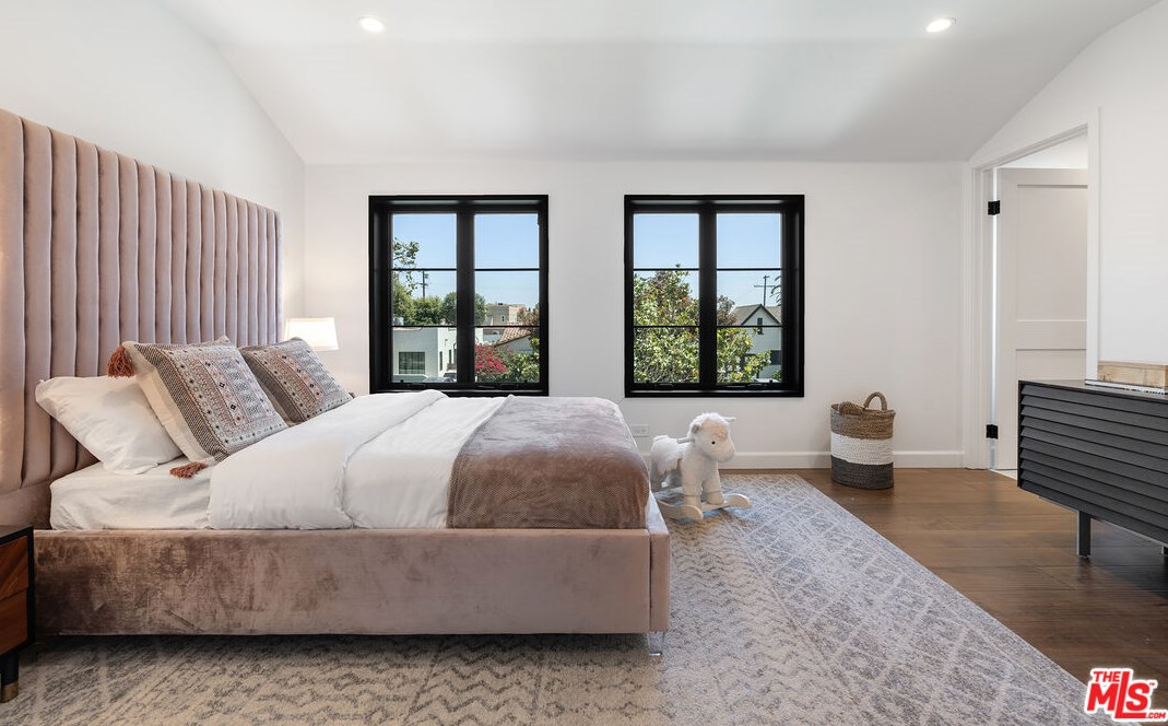1283 Sycamore Ave, Los Angeles CA  90019-1550 exterior