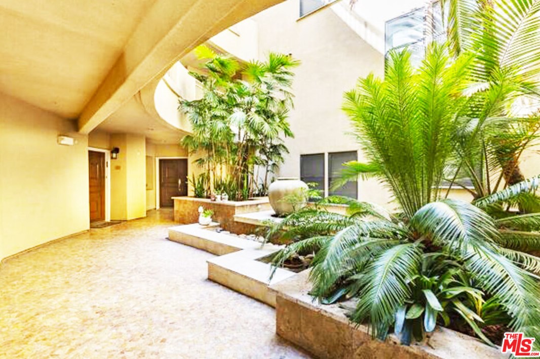 1000 Granville Ave, Los Angeles CA  90049-6030 exterior