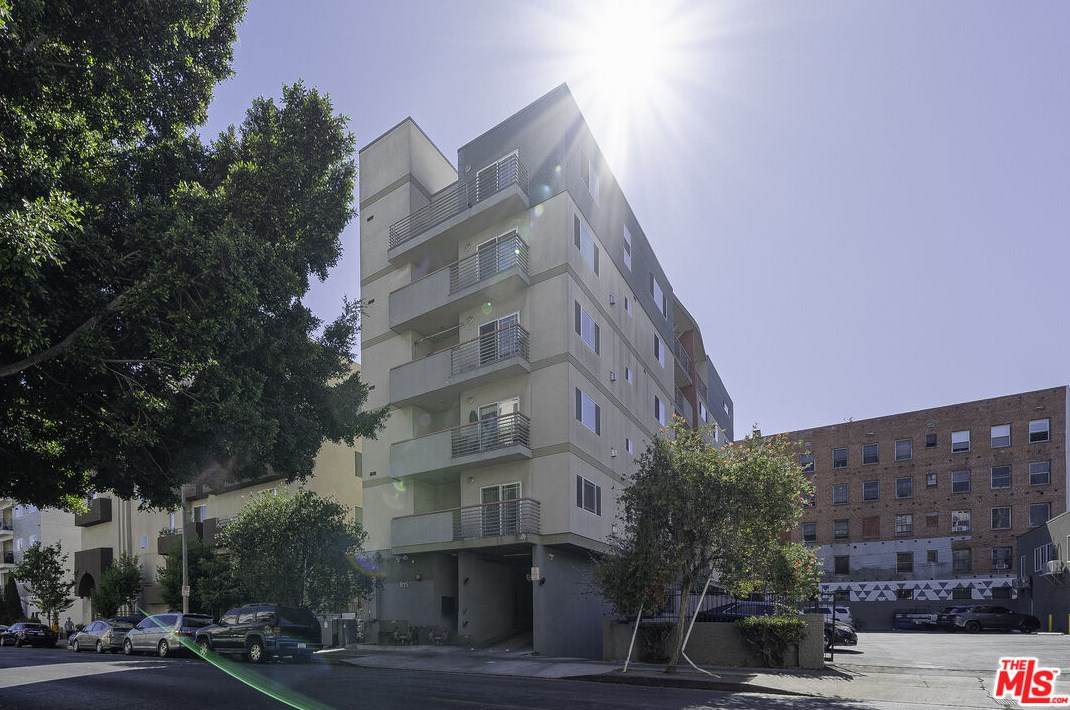 815 Harvard Blvd, Los Angeles CA  90005-2588 exterior