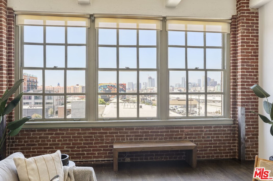 1850 Industrial St, Los Angeles CA  90021-1244 exterior