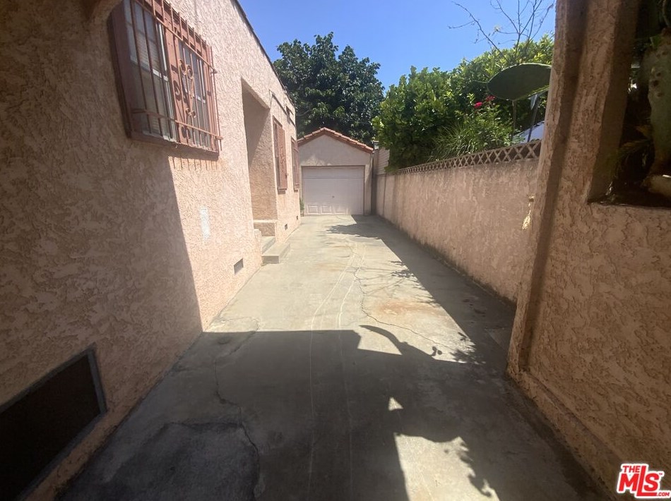 2952 Bronson Ave, Los Angeles CA  90018-2836 exterior