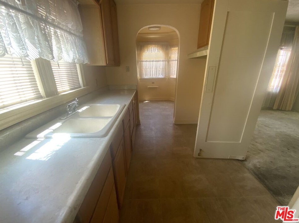 2952 Bronson Ave, Los Angeles CA  90018-2836 exterior