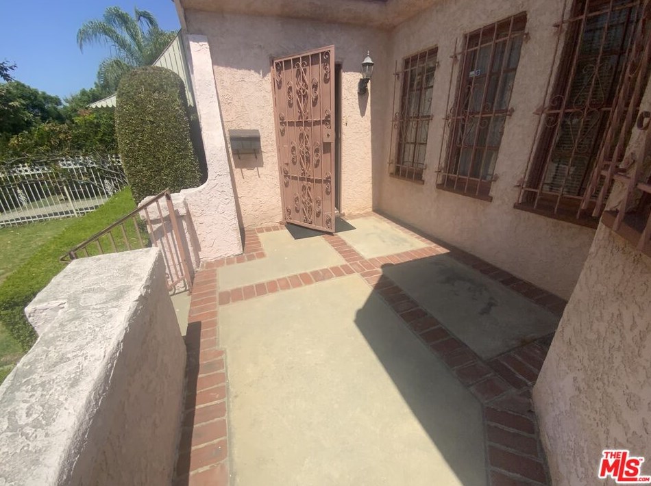 2952 Bronson Ave, Los Angeles CA  90018-2836 exterior